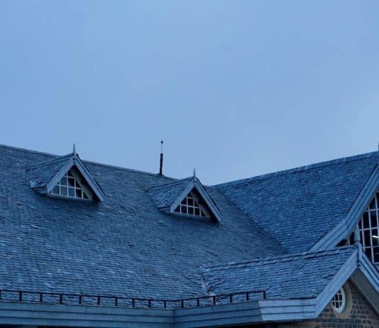 Comprendre le coût de la pose d’une toiture en ardoise : un guide pour les propriétaires