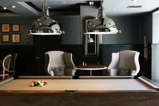 table de billard dans un salon