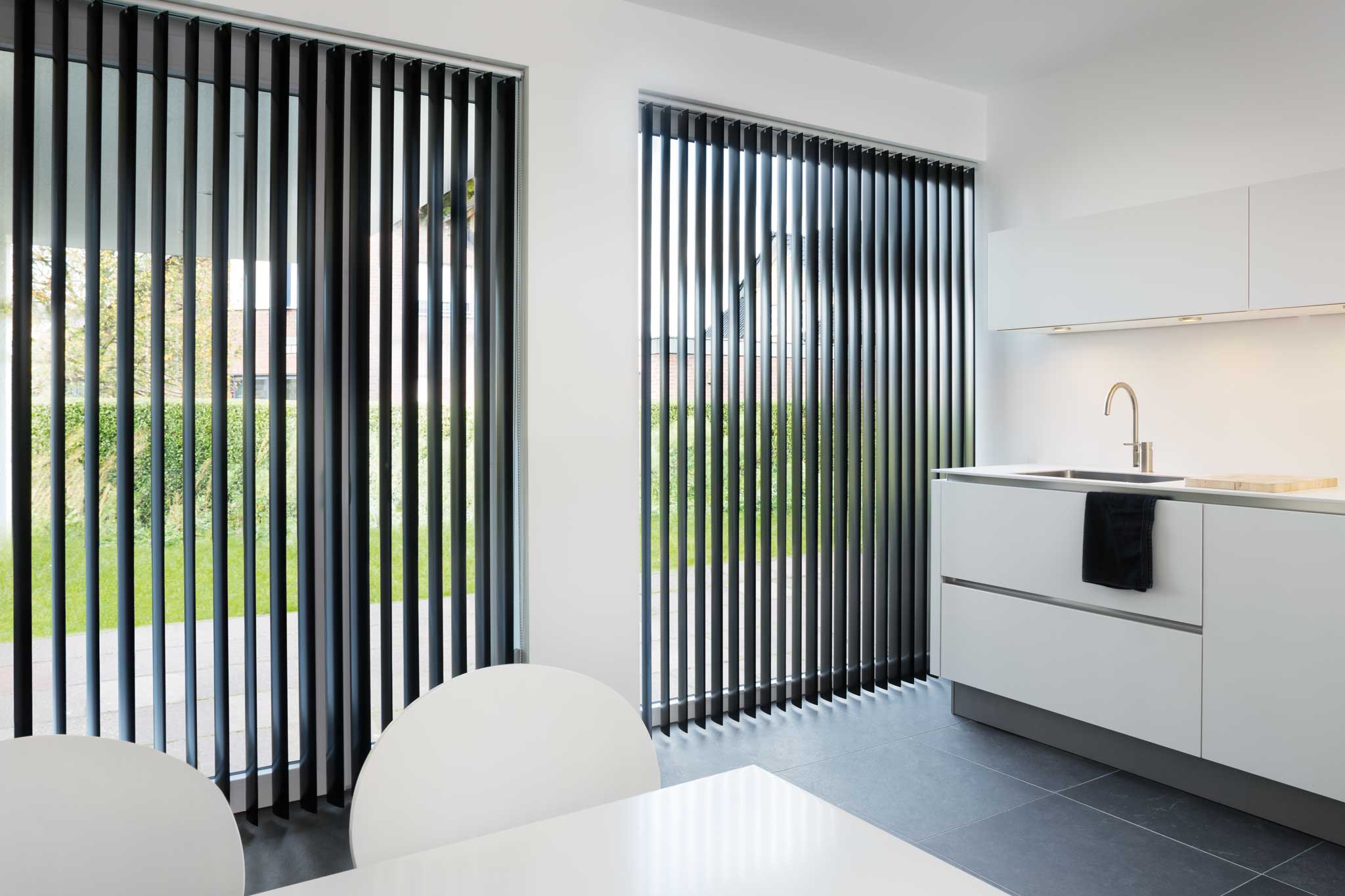 Des stores sur une grande longueur