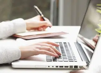 Mains de femme sur un clavier d_ordinateur
