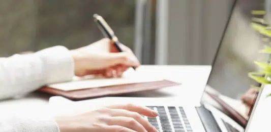 Communication écrite au travail : quelles nouvelles perspectives ? Mains de femme sur un clavier d_ordinateur