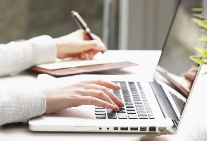 Mains de femme sur un clavier d_ordinateur