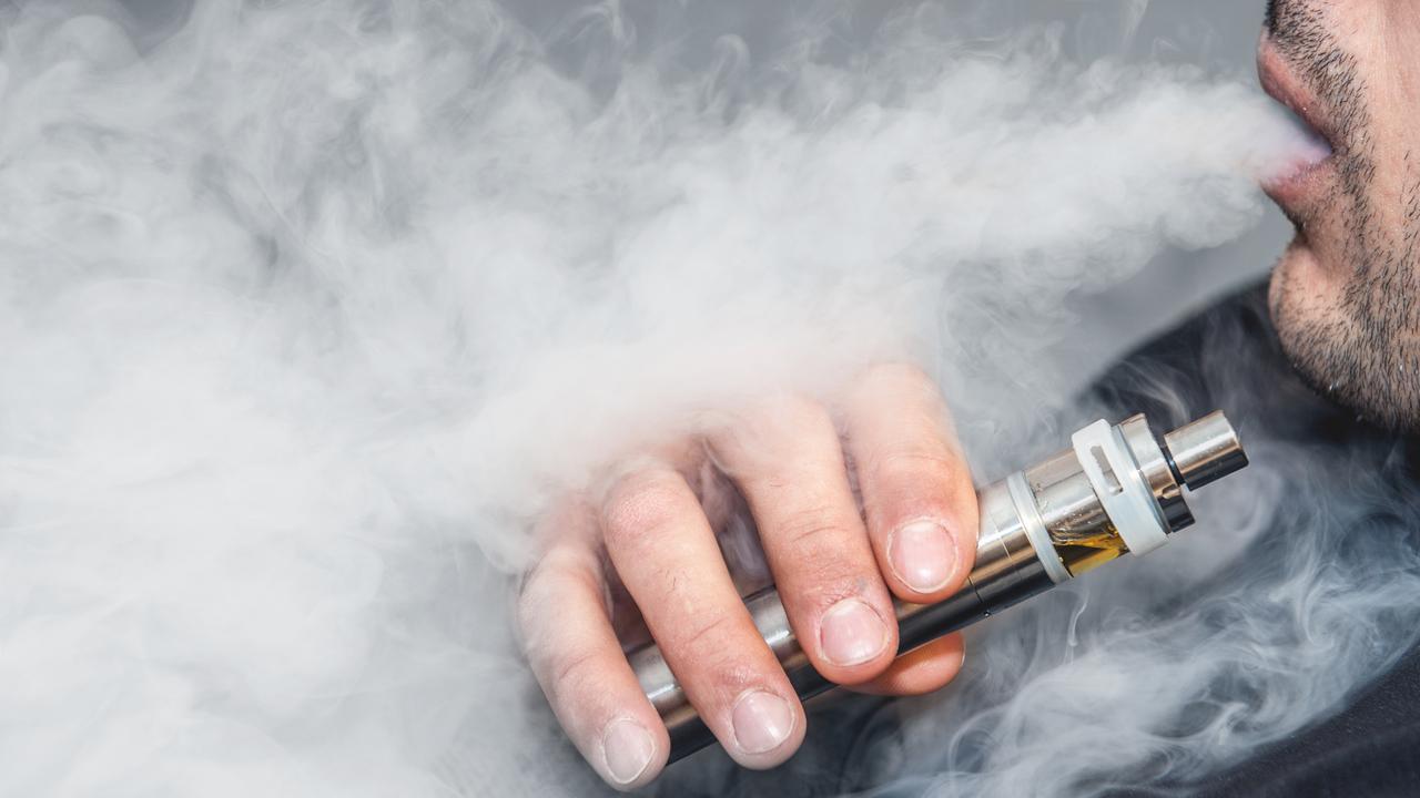 E-cigarette moderne avec vapeur et lumière LED