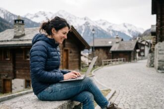 Femme en veste doudoune dans un village de montagne près de Grenoble