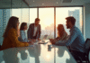 Groupe de jeunes professionnels collaborant dans un bureau lumineux