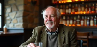 Entre douceur et tradition : les spécificités du whisky irlandais Homme irlandais âgé tenant un verre de whisky dans un pub traditionnel