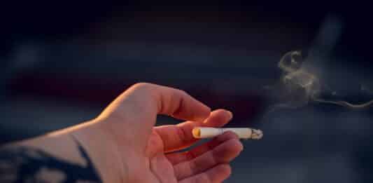 Sevrage tabac : un taux de réussite X2 avec la cigarette électronique d’après les tabacologues person holding white cigarette stick