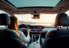 Personne relaxant dans une Peugeot 408 moderne avec toit panoramique