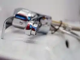 Comment bien préparer son appel à un plombier d’urgence en Aquitaine