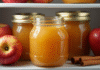 pots de compote maison dans le frigo avec pommes et cannelle