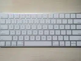 5 astuces pour améliorer votre productivité avec un clavier sans fil silver and white computer keyboard