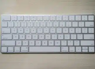 5 astuces pour améliorer votre productivité avec un clavier sans fil silver and white computer keyboard