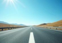 Autoroute longue et vide sous un ciel bleu lumineux