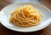 Spaghetti cuisiné sur une assiette blanche vue de dessus