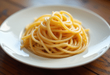 Spaghetti cuisiné sur une assiette blanche vue de dessus