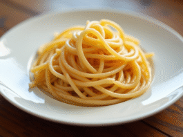 Spaghetti cuisiné sur une assiette blanche vue de dessus