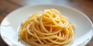 Spaghetti cuisiné sur une assiette blanche vue de dessus